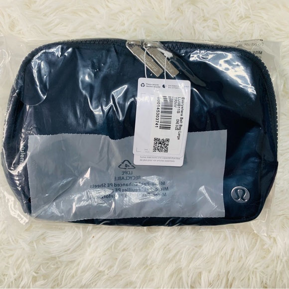 🔥1 Day Sale🔥NWT Lululemon Athletica Everywhere belt bag, (Large) 2L, True Navy - Picture 10 of 16